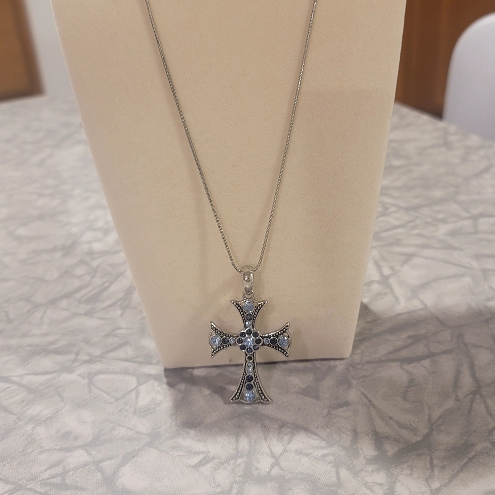 Chic Silver Chain Cross